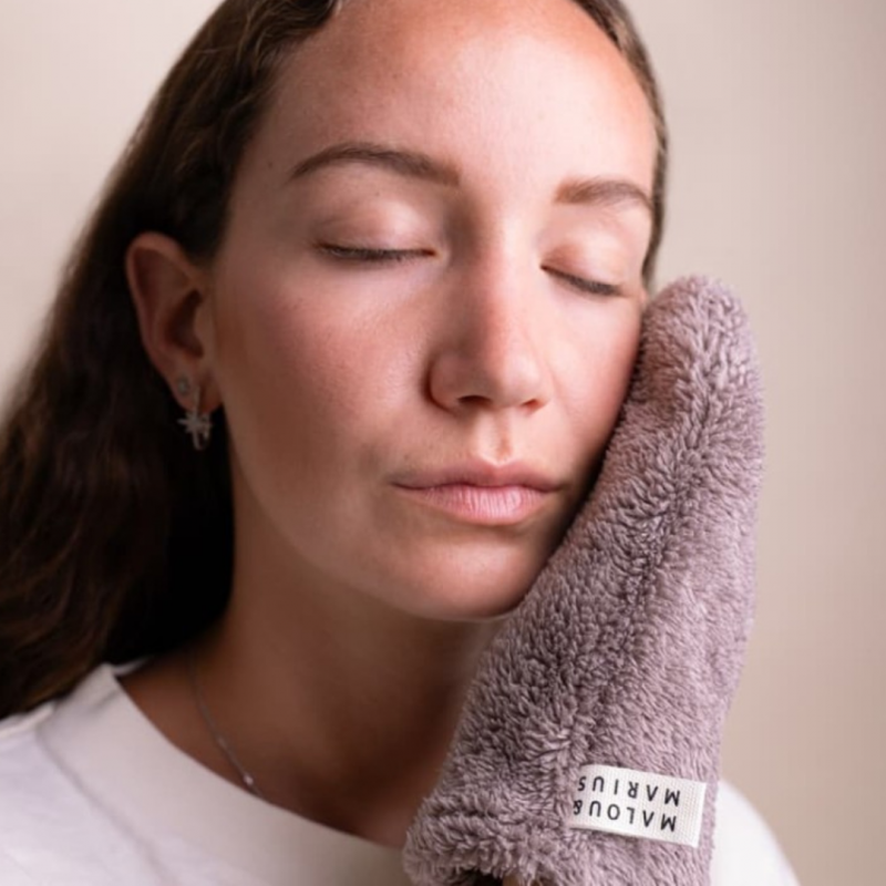 Make-up remover glove