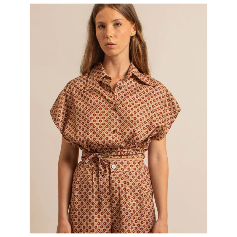 Provençal sleeveless blouse